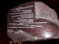 Kamień upamiętniający Jolantę Brzeską na skwerze jej imienia w Warszawie
