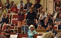 Protest na sesji Komisji Ładu Przestrzennego Rady Warszawy (2.06.2016) - zdjęcie TV Kryzys